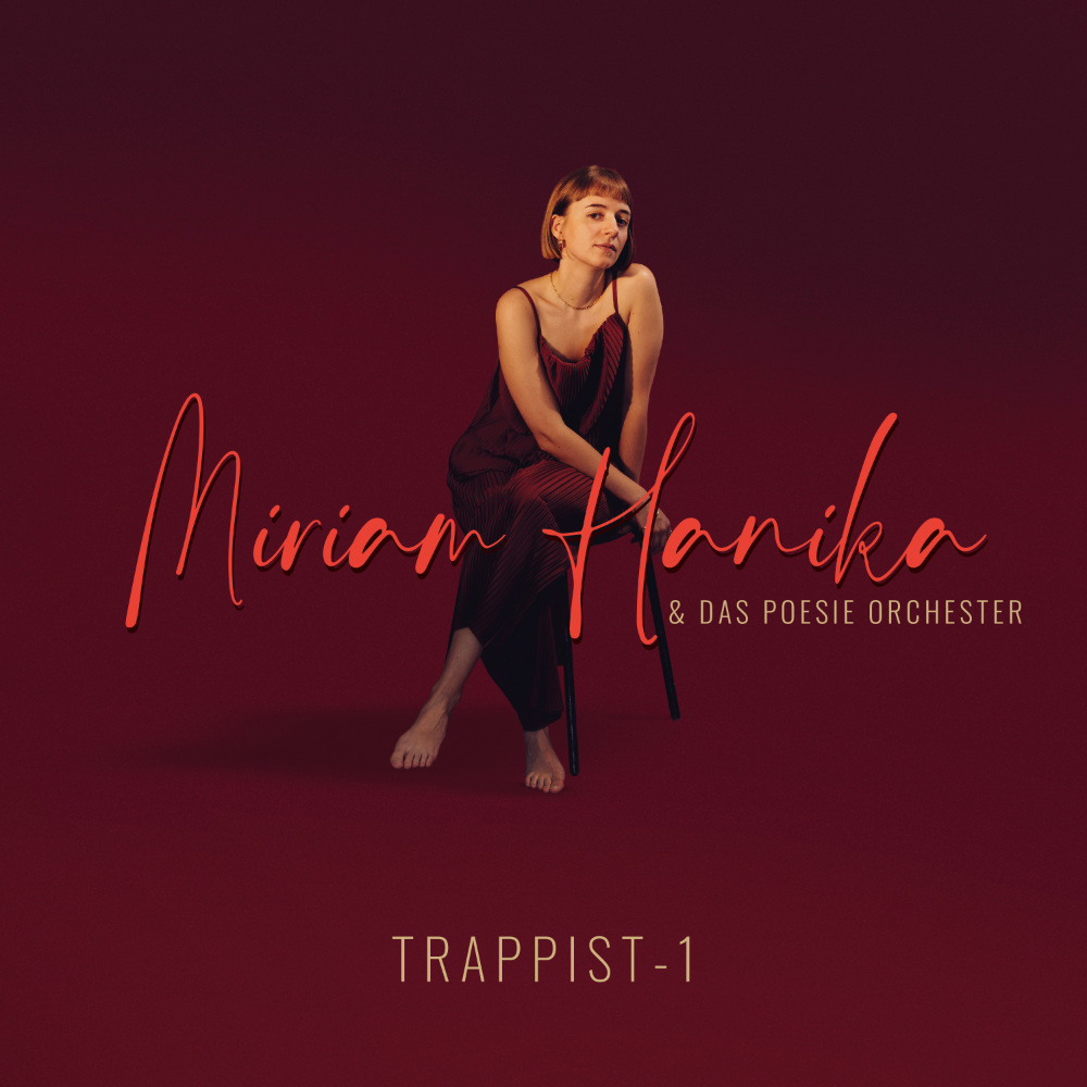 Miriam Hanika vor einem roten Hintergrund, Logo-Schriftzug, Cover von Trappist-1